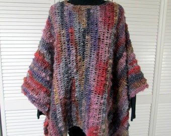 Poncho all'uncinetto in misto lana patchwork testurizzato