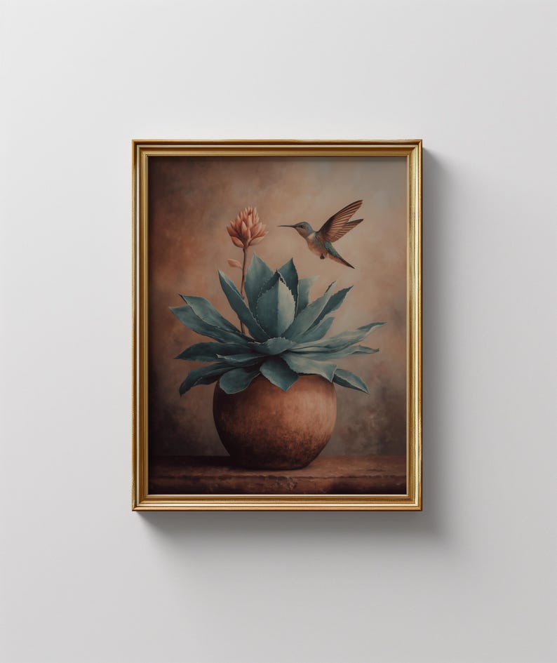 Puede incluir: Una impresi&oacute;n art&iacute;stica enmarcada que presenta una pintura a la acuarela de un colibr&iacute; que se cierne cerca de una planta suculenta en una maceta de terracota. La obra de arte tiene una paleta de colores c&aacute;lidos con tonos marrones, verdes y dorados.