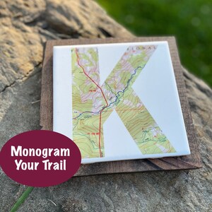 MONOGRAMA personalizado: Mapa de senderos o ubicaciones personalizado / Regalo único para excursionistas y amantes de las actividades al aire libre / Regalo de mapa topográfico, mosaico de 6 x 6 pulgadas