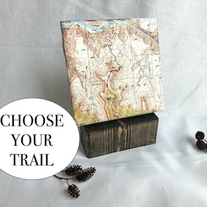 Personalisierte benutzerdefinierte Landkarte Geschenk | Einzigartiges Geschenk für Wanderer oder Outdoor-Liebhaber | Topographische Karte Druck auf Fliese mit Holz Ständer