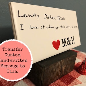Regalo personalizado / Mensaje escrito a mano personalizado en azulejo con soporte de madera / Carta de amor personalizada en azulejo / Regalo escrito a mano