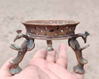 Trípode antiguo de latón con diseño de pavo real y corte de rejilla para macetas / Soporte de latón para macetas / Soporte antiguo ornamentado de tres patas / Decoración de latón para el hogar