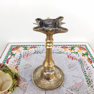 Antique Laiton 4 Mèches Lampe à Huile | Vilakku traditionnel | Laiton Diwali Diya Lampe | Diya spirituelle pour Temple & Pooja Decor | Lampe à bougie indienne