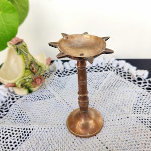 Lampe à huile 7 mèches en laiton antique | Vilakku traditionnel | Lampe Diwali Diya en laiton | Diya spirituel pour décoration de temple et de pooja | Lampe bougie indienne