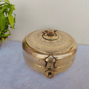 Masala Dabba In Ottone Dorato - Scatola Spezie Indiana Con 7 Vasetti Rimovibili, 8 Pollici, Cucchiaio Incluso