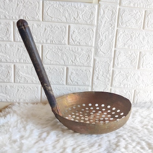 Antikes seltenes einzigartiges Muster Messing Pasta / Gemüsesieb mit Holzgriff | Frittieren Sieb | Retro Dekor | Bauernhaus Dekor ME593