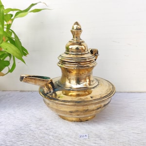 Puede incluir: Una tetera de latón vintage con tapa y un pico. La tetera tiene un diseño decorativo y está en buen estado.