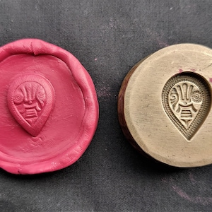 Stempel jubilerski, stempel z brązu z lat 40. XX w. z motywem trójzębu, muszli i słońca