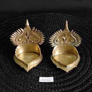 Lampe à huile faite main en laiton antique Vilakku, lot de 2 | Lampe à huile divine| Temple religieux Deepak Diya | Lampe à huile décorative antique ME50