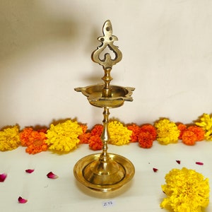Antique Brass 8.75 « 5 Wicks Lampe à huile avec noix de coco sur le dessus | | traditionnelles de Vilakku Brass Diwali Diya Deepam Lampe | Lampe de bougie indienne Z72
