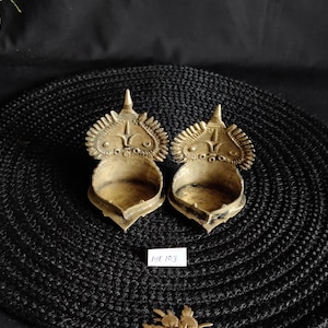 Lampe à huile faite main en laiton antique Vilakku, lot de 2 | Lampe à huile divine| Temple religieux Deepak Diya | Lampe à huile décorative antique ME103