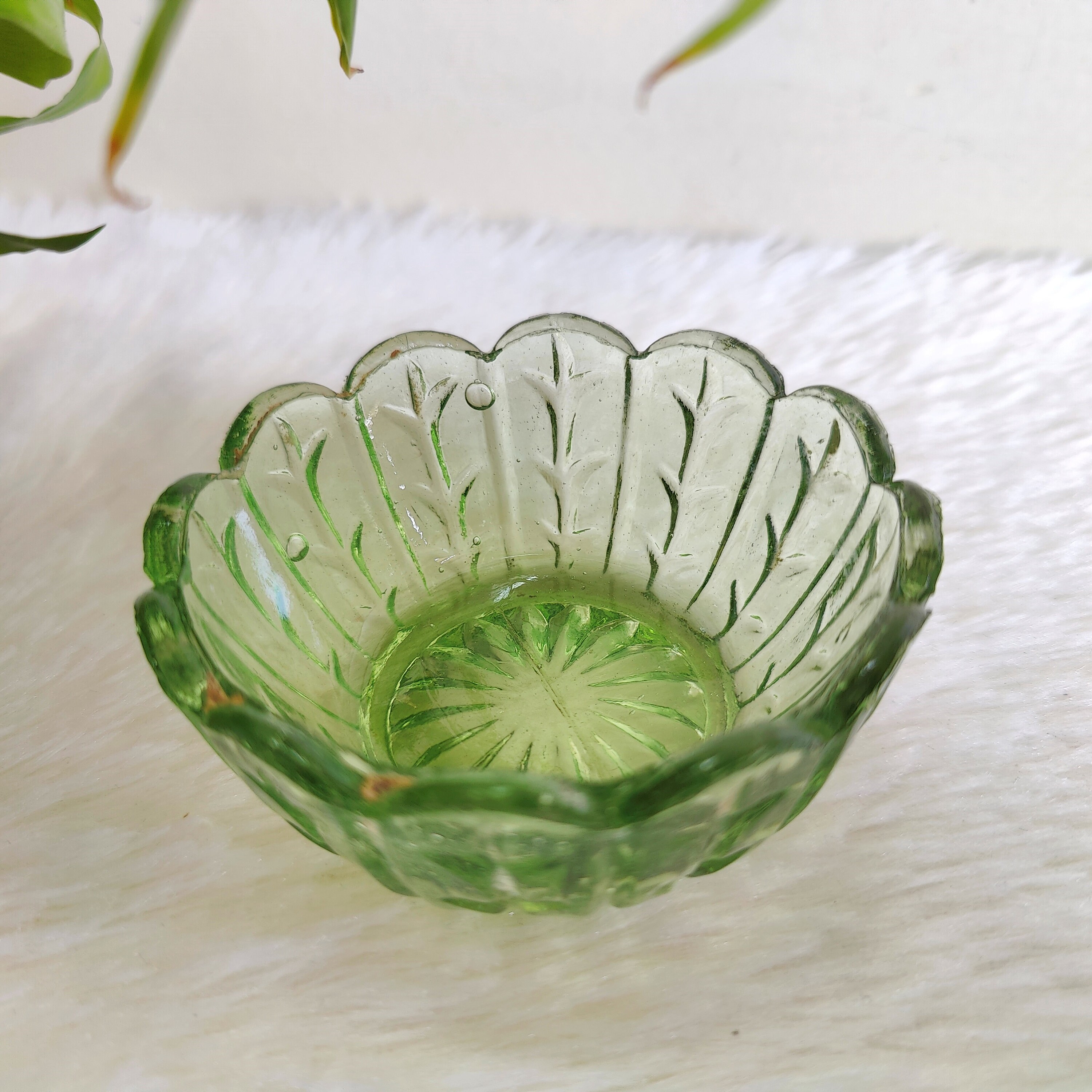 s新品SARGASSO GLASS BOWL | green VINTAGE Vintage Green Glass Dessert / Fruit Bowl | Floral and Leafy