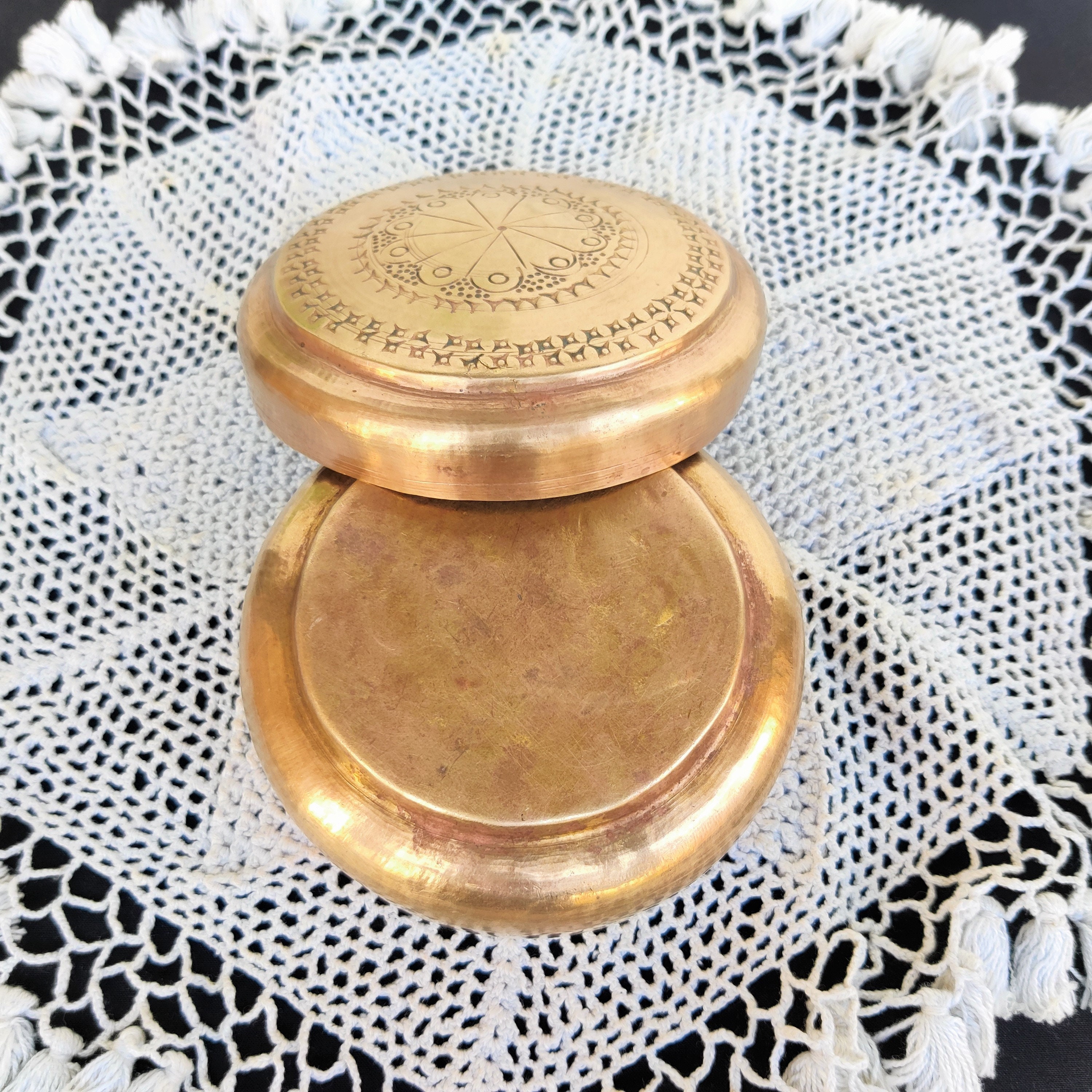 Boîte à Pilules Ancienne En Laiton Gravé - Inde, Début 1900, Artisanale, Occasion