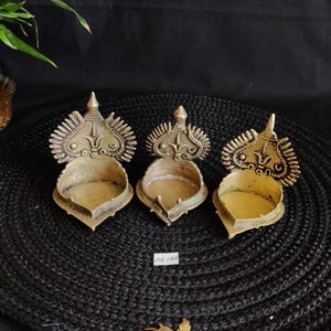 Lampe à huile faite main en laiton antique Vilakku, lot de 3 | Lampe à huile divine| Temple religieux Deepak Diya | Lampe à huile décorative antique ME188