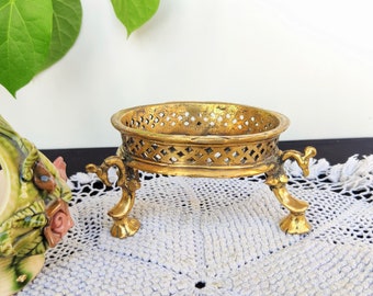 Trípode antiguo de latón con diseño de pavo real y corte de rejilla para macetas / Soporte de latón para macetas / Soporte antiguo ornamentado de tres patas / Decoración de latón para el hogar
