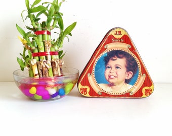 vintage J.B. Mangharam & Co. boîte publicitaire en métal pour bonbons | Contenant en fer blanc vide | Boîte en fer blanc vintage | Boîte triangulaire pour enfants TB1584
