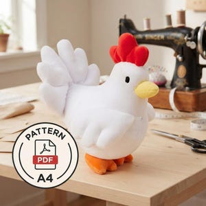 Puede incluir: Un peluche de gallina blanca con una cresta roja brillante, un pico amarillo y patas naranjas. Una insignia circular en la esquina inferior izquierda muestra el texto PATTERN PDF A4, indicando un patrón de costura digital para este diseño.
