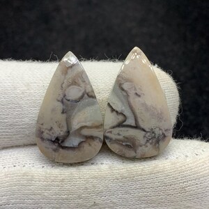 Coppia di pietre preziose naturali cabochon a forma di pera per orecchini, 15x25x4 mm, 28 carati.