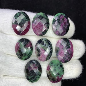 Può includere: Otto pietre preziose ovali di colore verde e rosa con taglio sfaccettato. Le pietre preziose presentano un motivo di colore verde scuro, rosa e nero.