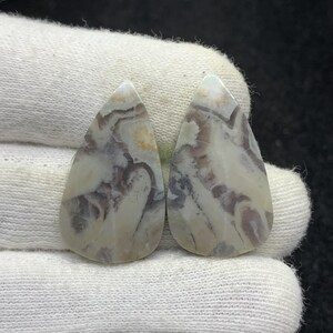 Coppia di pietre preziose naturali cabochon a forma di pera per orecchini, 16x29x3 mm, 30 carati.