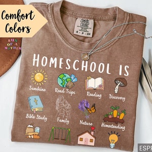 K&ouml;nnte beinhalten: Espressofarbenes T-Shirt mit der Aufschrift "Homeschool Is" und Illustrationen von Sonnenschein, Roadtrips, Lesen und mehr. Das Shirt tr&auml;gt auch den Text "Comfort Colors" und "Sun of a Mother."