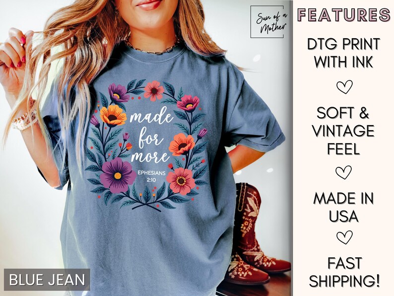 K&ouml;nnte beinhalten: Ein T-Shirt aus Jeansblau mit einem Blumendesign und dem Text "made for more Ephesians 2:10".