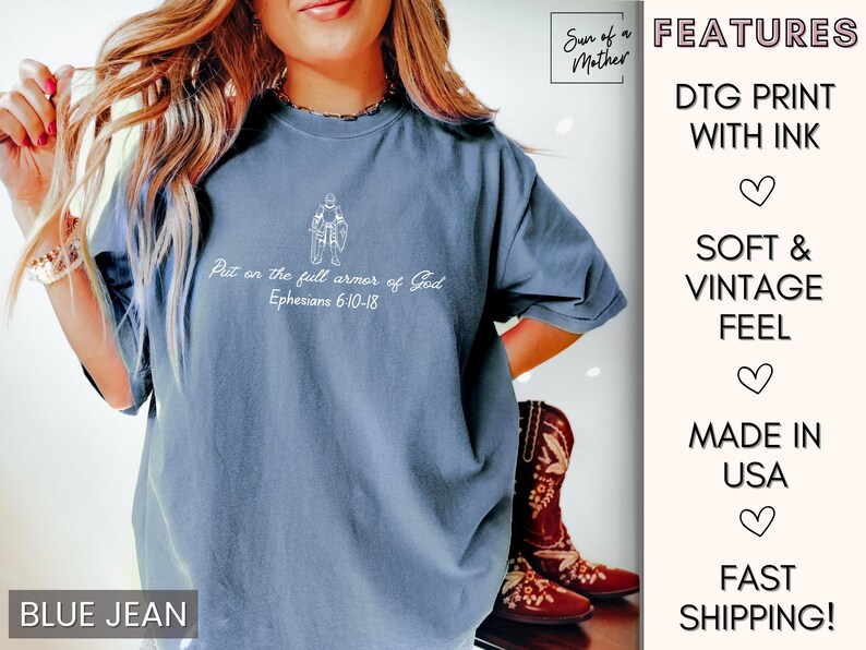 Puede incluir: Una camiseta azul vaquero con un gr&aacute;fico blanco de una persona con armadura y el texto "Put on the full armor of God Ephesians 6:10-18". La camiseta es suave y de estilo vintage.