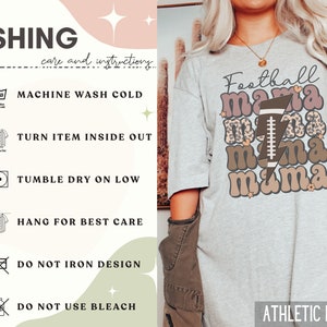 Puede incluir: Una camiseta gris con el texto "Football mama" en letras marrones y rosas con un gr&aacute;fico de f&uacute;tbol americano y un rayo. La camiseta est&aacute; hecha de tejido heather atl&eacute;tico.