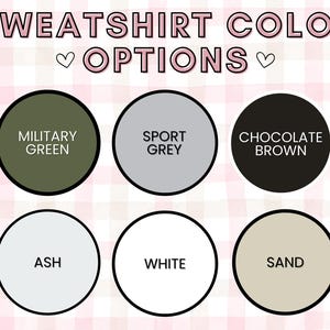 Peut inclure: Image pr&eacute;sentant six options de couleurs de sweat-shirt : Vert militaire, Gris sport, Marron chocolat, Cendre, Blanc et Sable. Le texte "SWEATSHIRT COLOR OPTIONS" est en haut, avec un fond &agrave; carreaux roses et blancs.