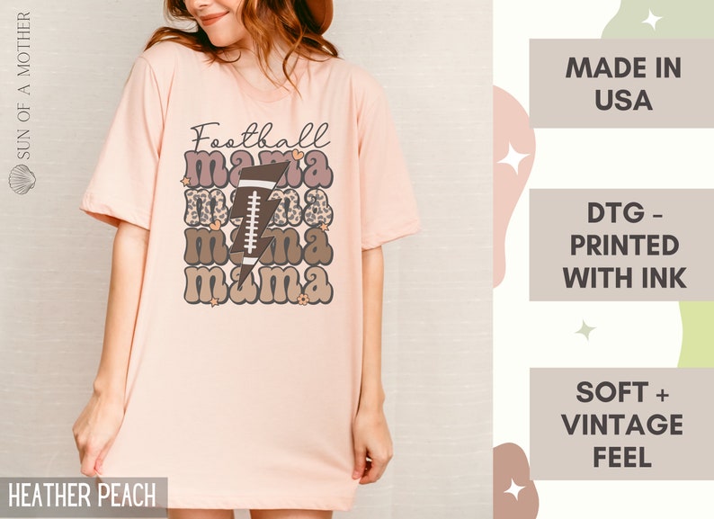 Puede incluir: Una camiseta rosa con el texto "Football mama" en una fuente retro con un gr&aacute;fico de f&uacute;tbol y un rayo. La camiseta est&aacute; hecha en los EE. UU. e impresa con tinta. Tiene una sensaci&oacute;n suave y vintage.