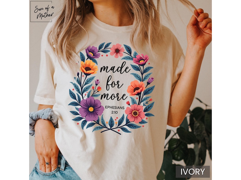 K&ouml;nnte beinhalten: Ein wei&szlig;es T-Shirt mit einem floralen Design und dem Text "made for more Ephesians 2:10".