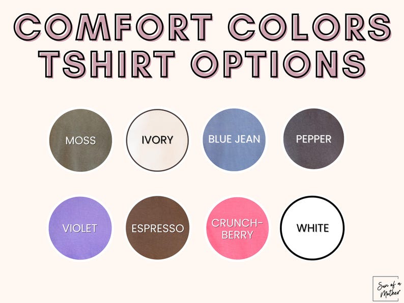 Puede incluir: Imagen que muestra "COMFORT COLORS TSHIRT OPTIONS" con muestras de color etiquetadas como "MOSS", "IVORY", "BLUE JEAN", "PEPPER", "VIOLET", "ESPRESSO", "CRUNCH-BERRY" y "WHITE". El texto es de color rosa con un contorno negro. El fondo es de color beige claro.