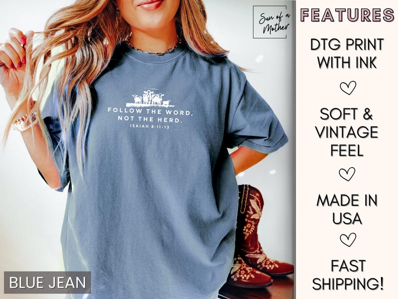Peut inclure: Un t-shirt bleu jean avec un texte blanc qui dit "Suivez la parole, pas le troupeau. Esa&iuml;e 8:11-13". Le t-shirt pr&eacute;sente un petit graphique de moutons. Le texte "Surf of a Mother" est visible dans le coin sup&eacute;rieur droit de l'image.