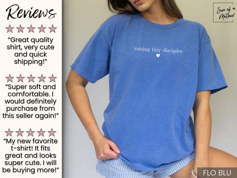 Op de afbeelding: Een blauw t-shirt met de tekst "raising tiny disciples" en een klein hartje. Het shirt is effen van kleur en heeft korte mouwen. Het shirt heeft de kleur Flo Blu.