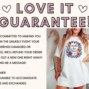 K&ouml;nnte beinhalten: Wei&szlig;es Oversize-T-Shirt mit einem floralen Kranz-Design und dem Text "made for more" in der Mitte. Das Shirt hat eine lockere Passform und einen Rundhalsausschnitt.