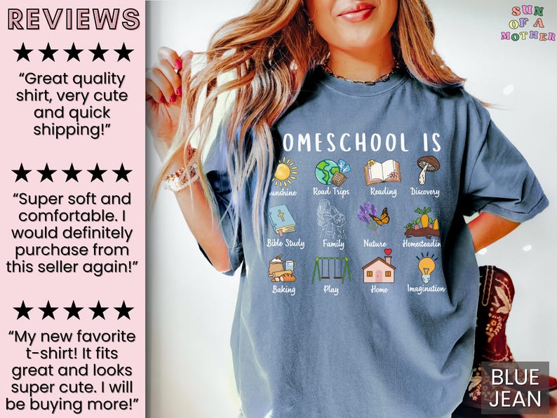 K&ouml;nnte beinhalten: Blaues Jeans-T-Shirt mit der Aufschrift "Homeschool Is" und verschiedenen Illustrationen. Die Illustrationen umfassen eine Sonne, einen Globus, ein Buch, einen Pilz, eine Bibel, eine Familie, einen Schmetterling, Karotten, Brot, Schaukeln, ein Haus und eine Gl&uuml;hbirne.