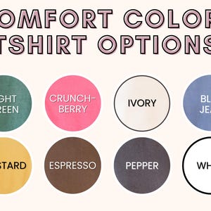 Puede incluir: Un gr&aacute;fico que muestra diez colores de camiseta diferentes: verde claro, rosa, marfil, azul, amarillo mostaza, marr&oacute;n, gris, blanco, negro y rojo. El texto "COMFORT COLORS TSHIRT OPTIONS" est&aacute; en la parte superior del gr&aacute;fico.