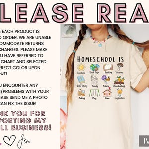 K&ouml;nnte beinhalten: Elfenbeinfarbenes T-Shirt mit dem Text "HOMESCHOOL IS" und verschiedenen Symbolen. Das Shirt zeigt auch den Text "PLEASE READ" und andere wichtige Informationen.