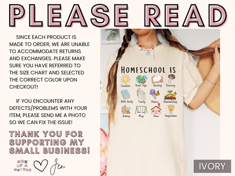 K&ouml;nnte beinhalten: Elfenbeinfarbenes T-Shirt mit dem Text "HOMESCHOOL IS" und verschiedenen Symbolen. Das Shirt zeigt auch den Text "PLEASE READ" und andere wichtige Informationen.