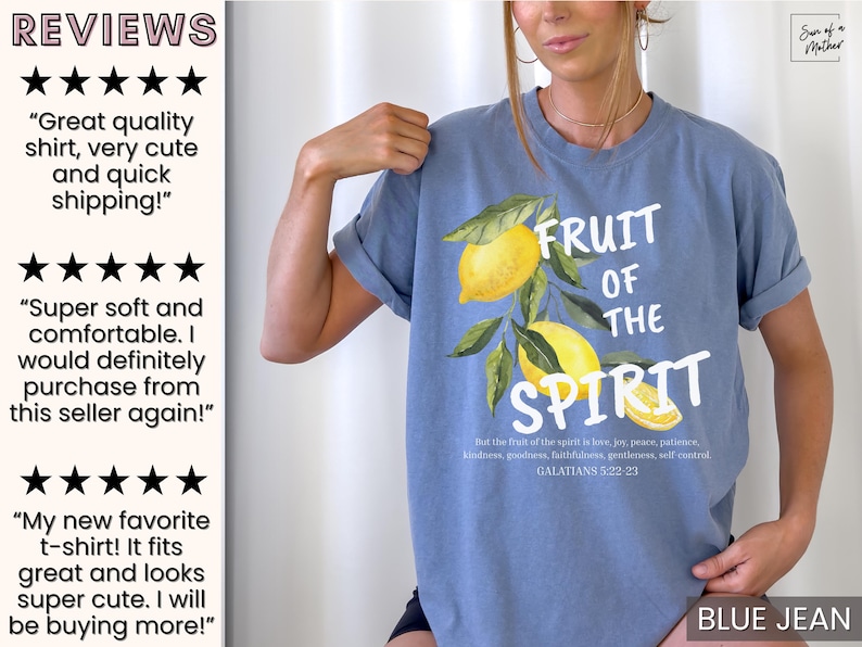 Op de afbeelding: Een jeansblauw T-shirt met een aquarel-illustratie van citroenen en bladeren. De tekst "Fruit of the Spirit" is in wit op het shirt gedrukt, samen met een Bijbelvers uit Galaten 5:22-23.