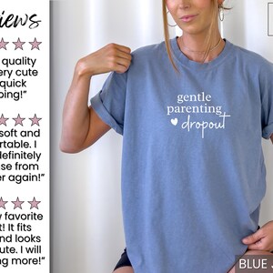 Puede incluir: Una camiseta azul vaquera con las palabras "gentle parenting dropout" en escritura blanca. La camiseta tiene las mangas enrolladas y la lleva una persona. El texto "Sun of a Mother" est&aacute; en la esquina superior derecha.