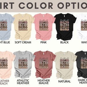 Puede incluir: Un dise&ntilde;o de camiseta gr&aacute;fica con el texto "Football Mama" y un gr&aacute;fico de f&uacute;tbol. La camiseta est&aacute; disponible en 10 colores diferentes: azul claro, crema suave, rosa, negro, blanco, melocot&oacute;n jaspeado, gris jaspeado atl&eacute;tico, malva jaspeado, natural y gris jaspeado oscuro.