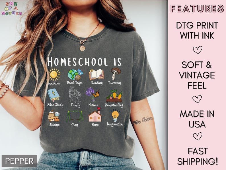 K&ouml;nnte beinhalten: Dunkelgraues T-Shirt mit dem Text &bdquo;HOMESCHOOL IS&ldquo; und verschiedenen illustrierten Symbolen. Das Shirt zeigt die Worte &bdquo;DTG PRINT WITH INK&ldquo;, &bdquo;SOFT & VINTAGE FEEL&ldquo;, &bdquo;MADE IN USA&ldquo; und &bdquo;FAST SHIPPING!"