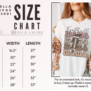 Puede incluir: Tabla de tallas para una camiseta blanca con un gr&aacute;fico de "Football Mama" en marr&oacute;n y rosa. La tabla muestra las tallas S a 3XL con las medidas de ancho y largo correspondientes en pulgadas.