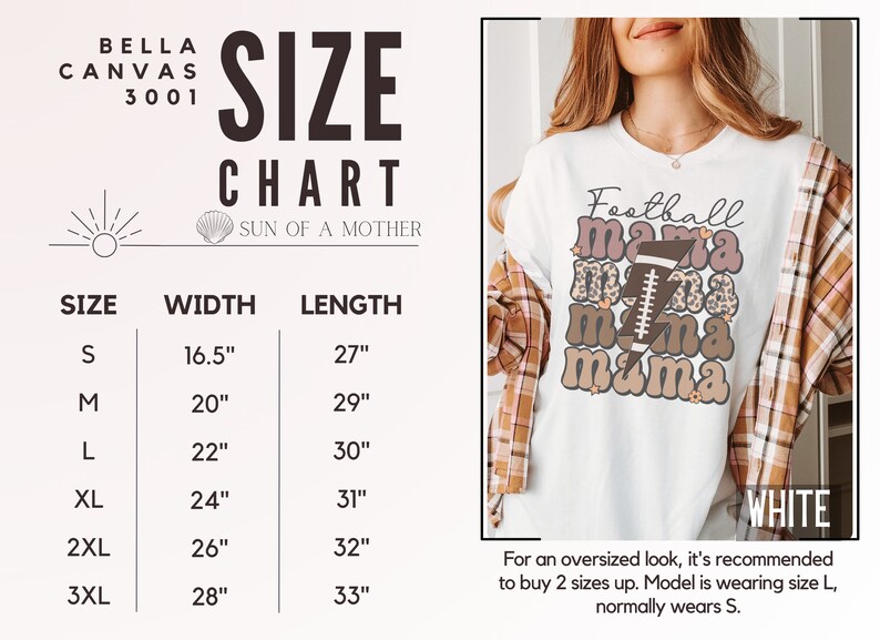 Puede incluir: Tabla de tallas para una camiseta blanca con un gr&aacute;fico de "Football Mama" en marr&oacute;n y rosa. La tabla muestra las tallas S a 3XL con las medidas de ancho y largo correspondientes en pulgadas.