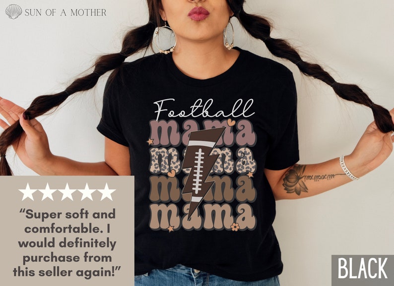 Puede incluir: Camiseta negra con el texto "Football mama" en letras marrones y rosas con un gr&aacute;fico de bal&oacute;n de f&uacute;tbol y rayo. La camiseta tiene un dise&ntilde;o de estampado de leopardo.