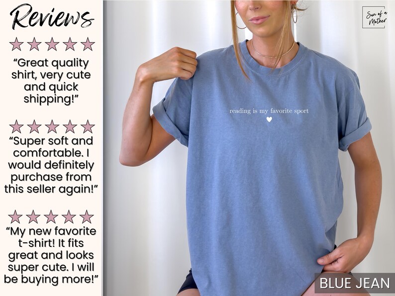Puede incluir: Una camiseta azul vaquero con la frase "reading is my favorite sport" y un peque&ntilde;o coraz&oacute;n blanco. La camiseta es de manga corta y cuello redondo.