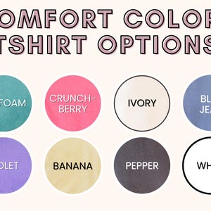 Op de afbeelding: Een grafiek met tien verschillende T-shirtkleuropties: zeegroen, crunch-bes, ivoor, spijkerblauw, violet, banaan, peper, wit, zwart en grijs. De tekst "COMFORT COLORS TSHIRT OPTIONS" staat bovenaan de grafiek.