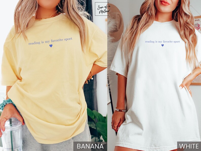 Puede incluir: Camisetas amarillas y blancas con la frase "reading is my favorite sport" en azul y un coraz&oacute;n azul. Las camisetas son informales y c&oacute;modas, adecuadas para el uso diario.