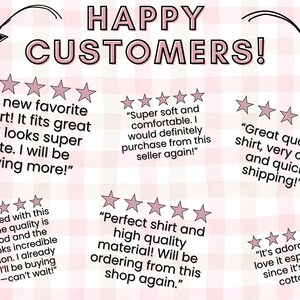 Peut inclure: Image avec le texte "HAPPY CUSTOMERS!" et des avis clients. Les avis incluent des phrases comme "Mon nouveau t-shirt pr&eacute;f&eacute;r&eacute; !" et "Chemise de grande qualit&eacute;." L'arri&egrave;re-plan est un motif &agrave; carreaux roses et blancs.
